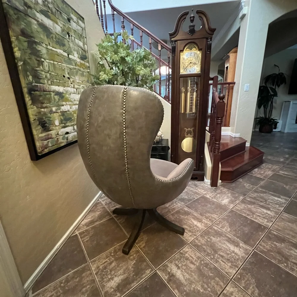 Beautiful uttermost swivel chair in excellent condition